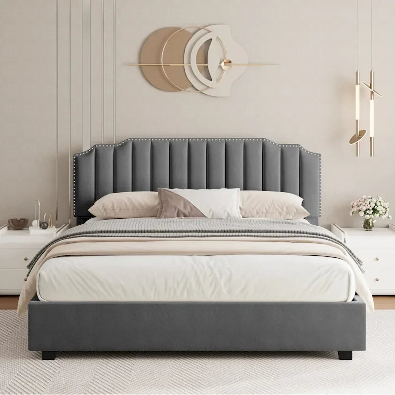 Lit double en velours capitonné avec sommier relevable et tête de lit sculptée