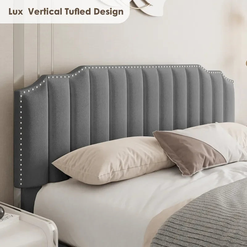 Lit double en velours capitonné avec sommier relevable et tête de lit sculptée