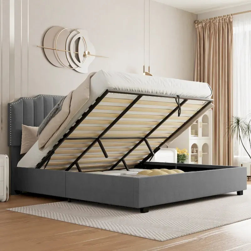 Lit double en velours capitonné avec sommier relevable et tête de lit sculptée