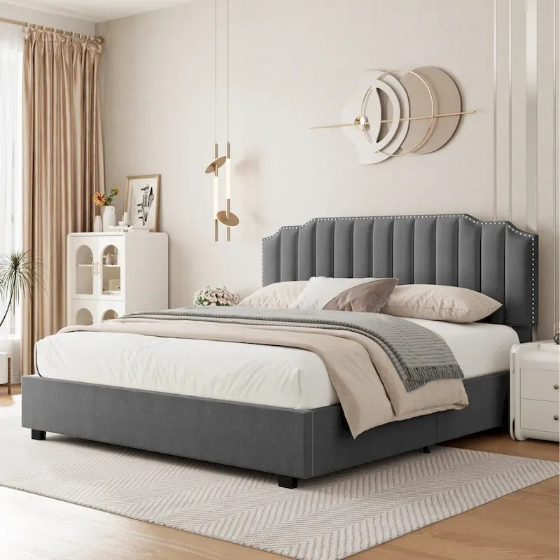 Lit double en velours capitonné avec sommier relevable et tête de lit sculptée