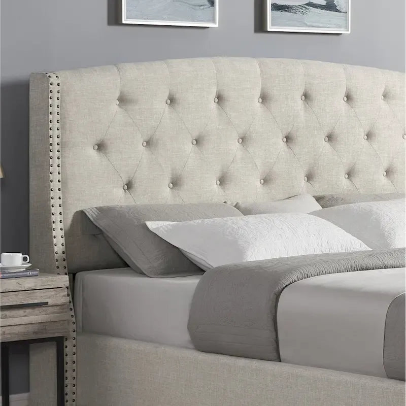 Lit plateforme beige capitonné à oreilles avec boutonnage