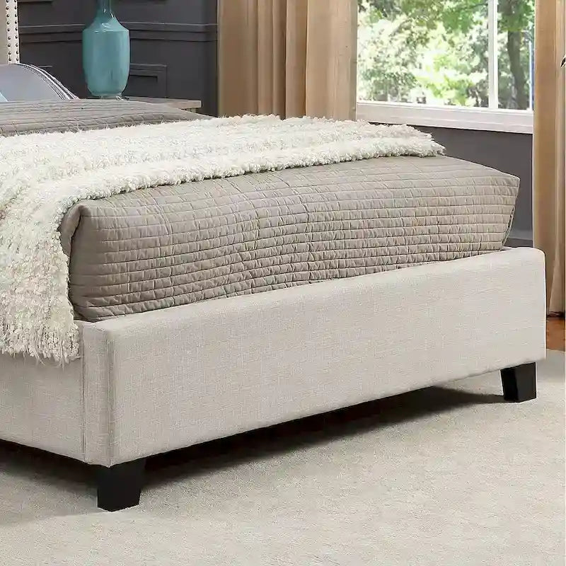 Lit plateforme beige capitonné à oreilles avec boutonnage