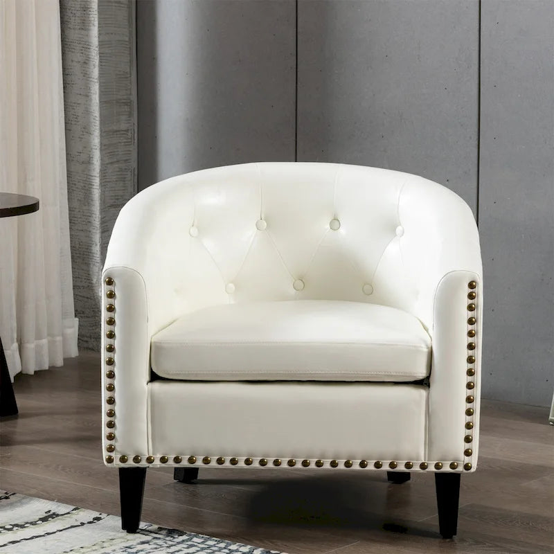 Fauteuil club en similicuir avec accoudoirs encastrés et garniture cloutée