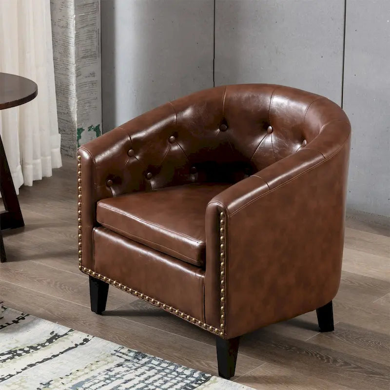 Fauteuil club en similicuir avec accoudoirs encastrés et garniture cloutée