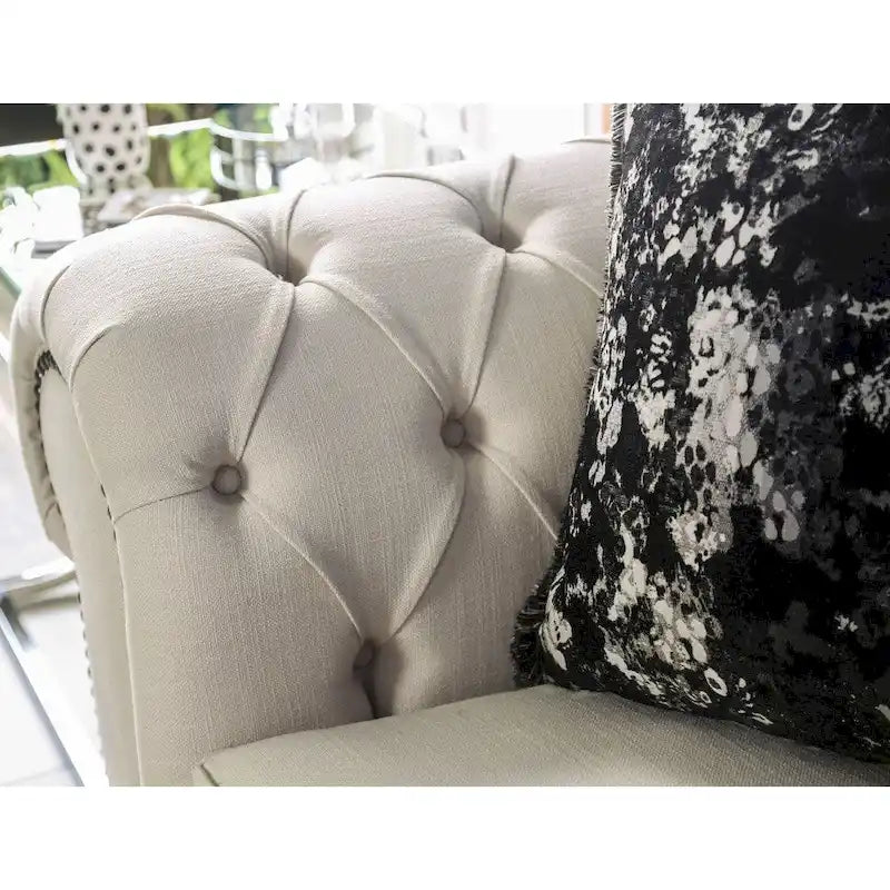 Canapé Glam beige en tissu avec capitonnage à boutons, clous décoratifs et mousse à mémoire de forme