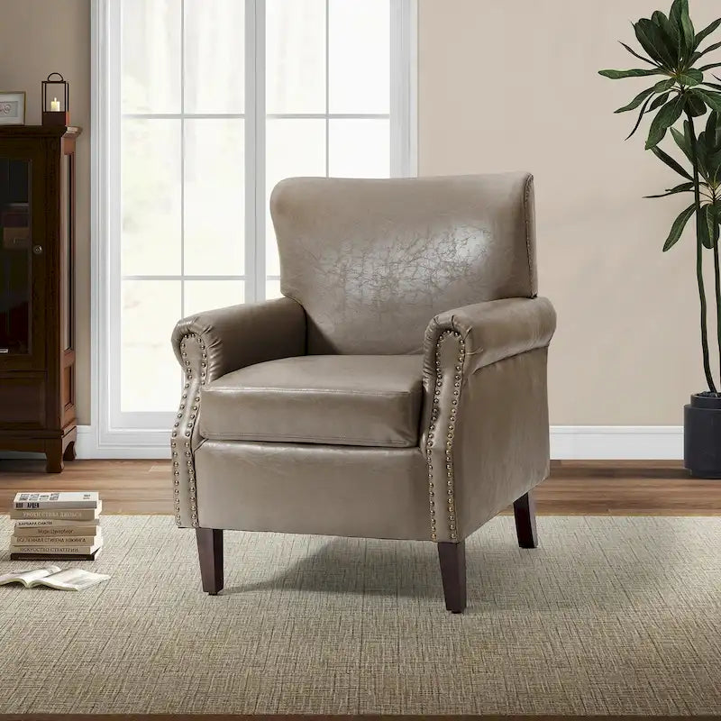 Fauteuil en cuir de transition avec clous décoratifs et accoudoirs roulés
