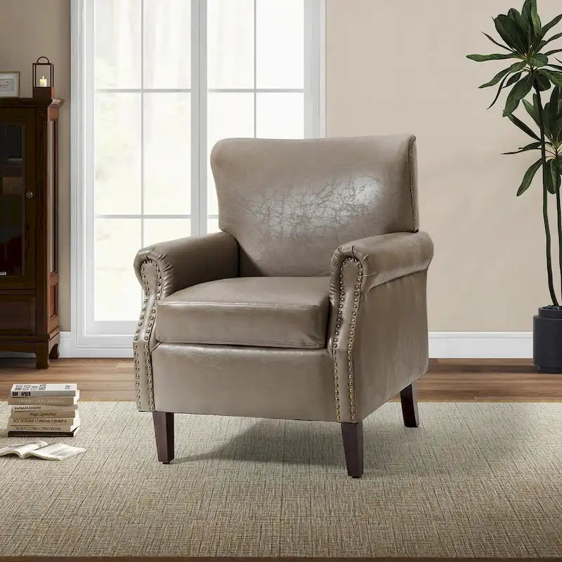 Fauteuil en cuir de transition avec clous décoratifs et accoudoirs roulés