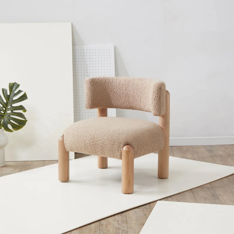 Fauteuil en fausse fourrure avec pieds sculptés en bois