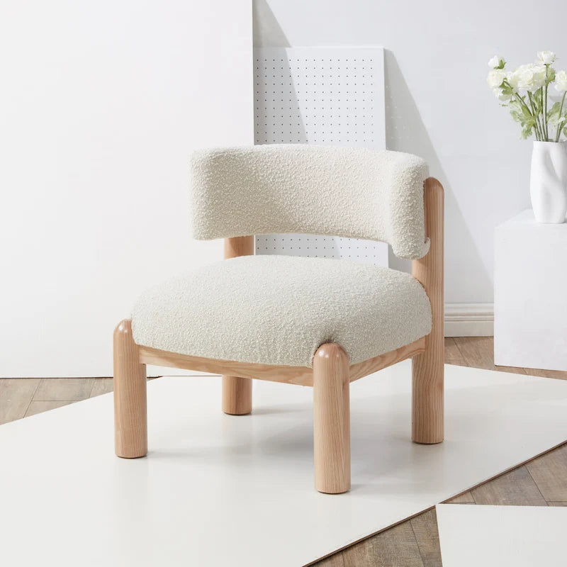 Fauteuil en fausse fourrure avec pieds sculptés en bois