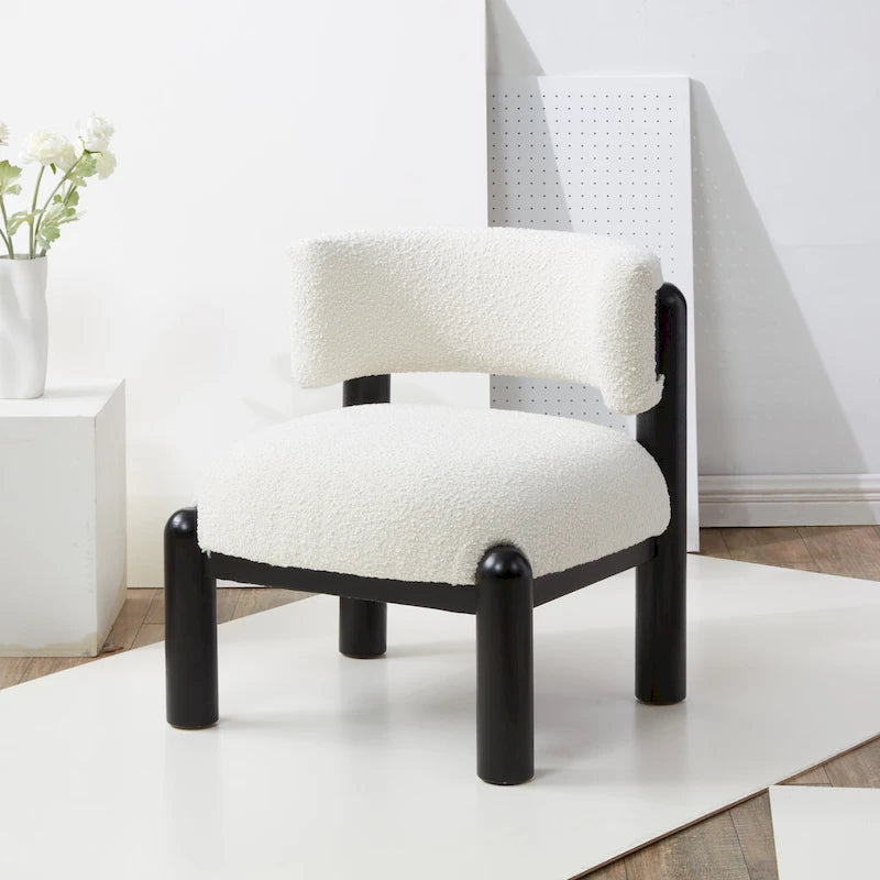 Fauteuil en fausse fourrure avec pieds sculptés en bois