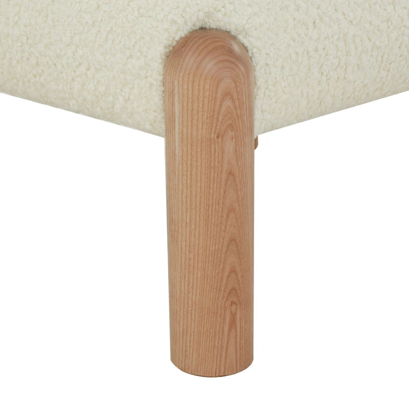 Fauteuil en fausse fourrure avec pieds sculptés en bois