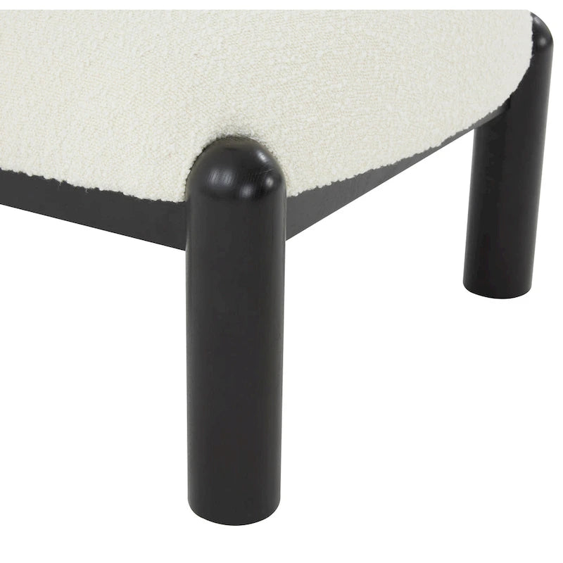 Fauteuil en fausse fourrure avec pieds sculptés en bois