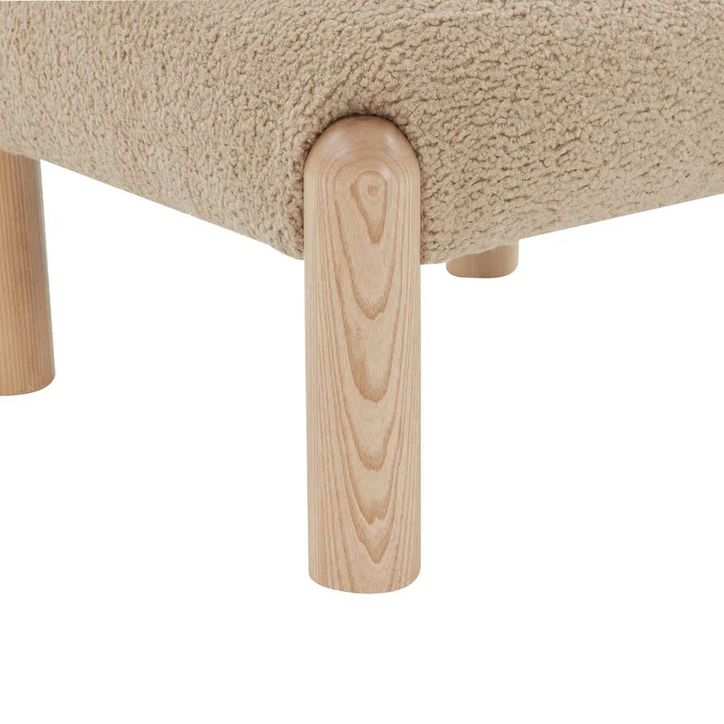 Fauteuil en fausse fourrure avec pieds sculptés en bois