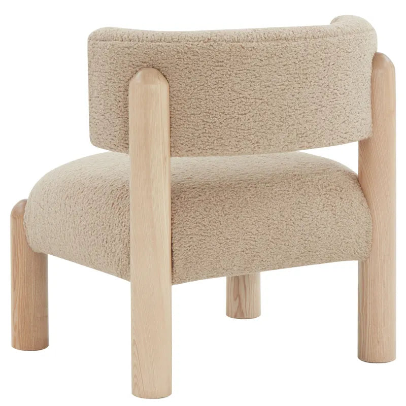 Fauteuil en fausse fourrure avec pieds sculptés en bois