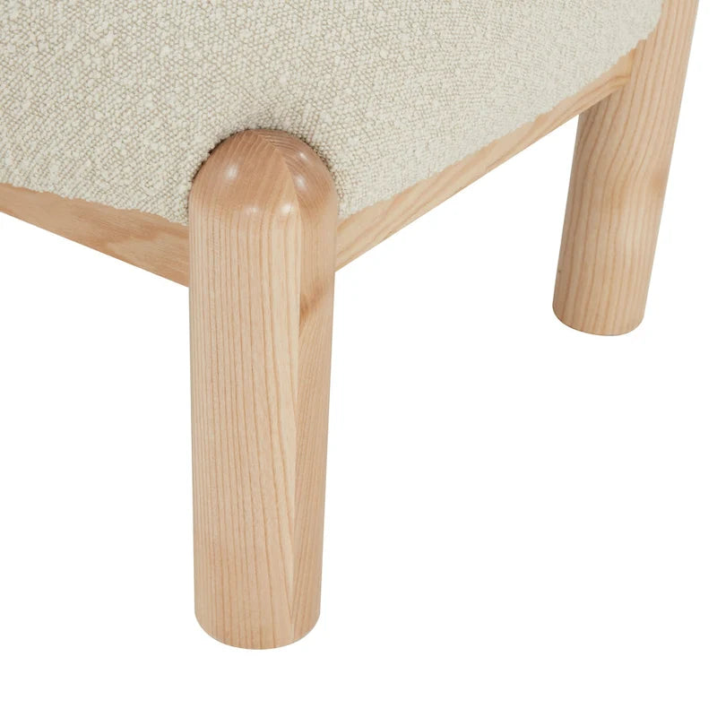 Fauteuil en fausse fourrure avec pieds sculptés en bois